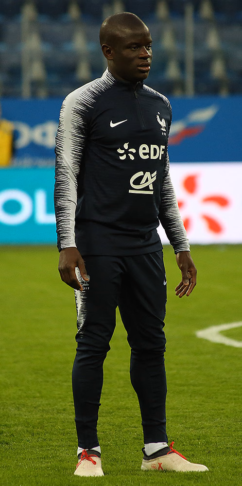 N'GOLO KANTÉ داخل غرفة قراءة الخصم